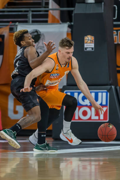 一名资深球 一名资深球