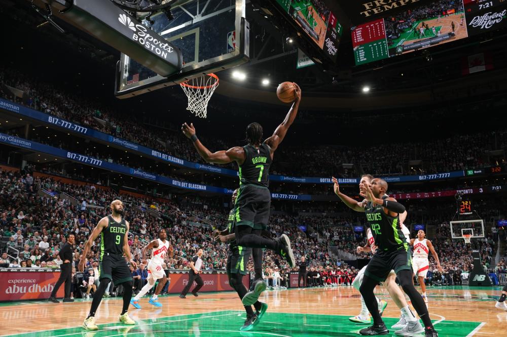 她向我们展 她向我们展